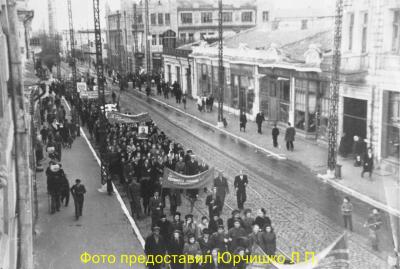 Прикрепленное изображение: Симферополь. ул.Пушкина. Демонстрация. Фото до В.О.войны. (Копировать).jpg